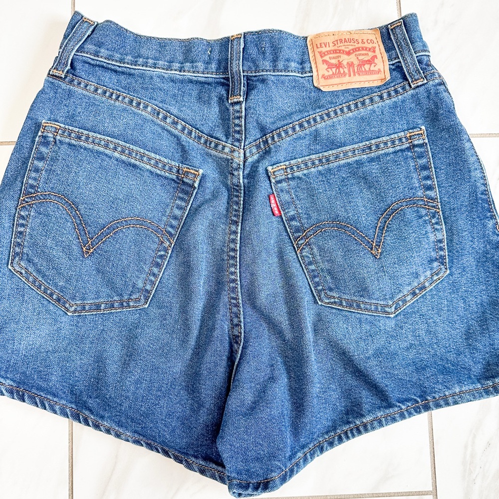 Levi's Women's Classic High-Rise Blue Jean Shorts